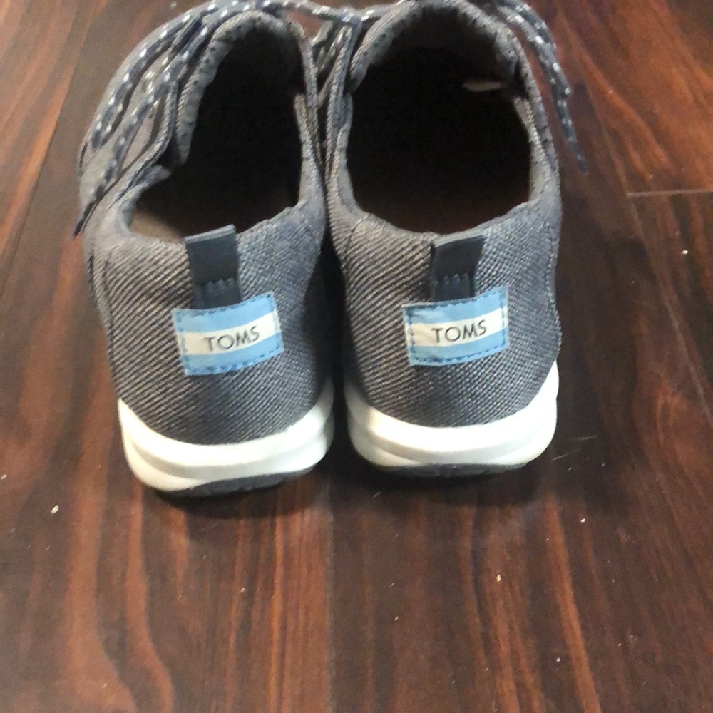 Toms - Picture 2 of 4